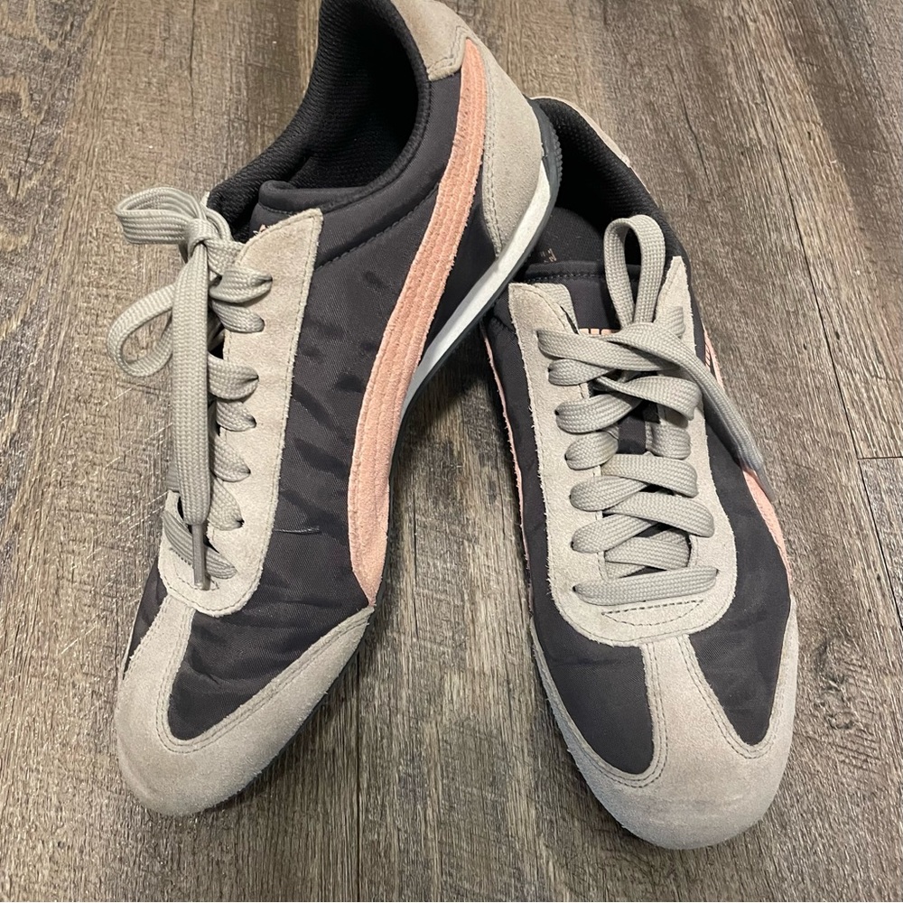 Women’s Puma Classic sneakers- like new!